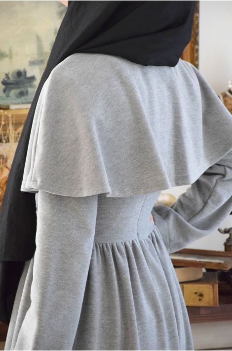 Pelerinli Triko Elbise Gri