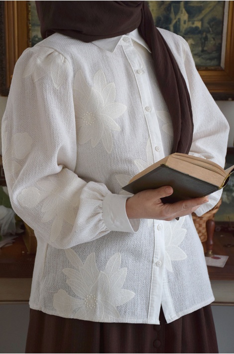 Bej Rengi Çiçek Nakışlı File Gömlek