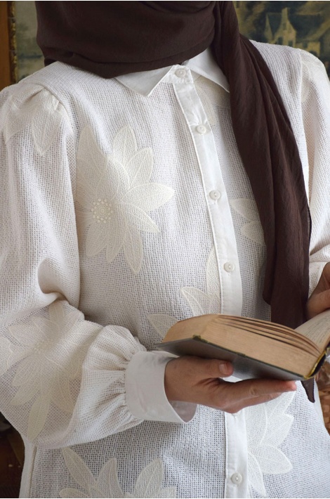 Bej Rengi Çiçek Nakışlı File Gömlek