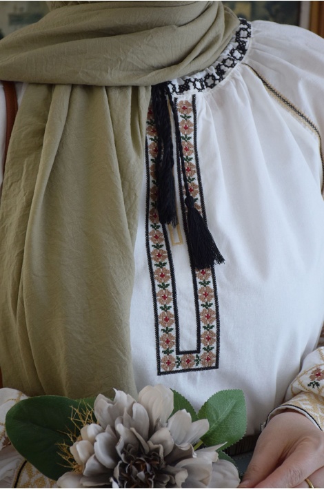 Kanaviçe Çiçek Nakışlı Bluz