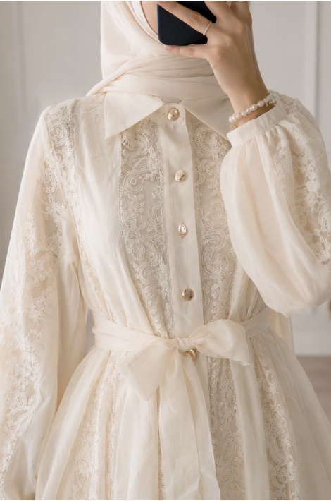 Dantel Şeritli Zarif Model Elbise