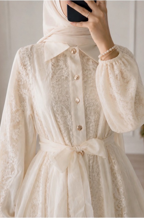 Dantel Şeritli Zarif Model Elbise